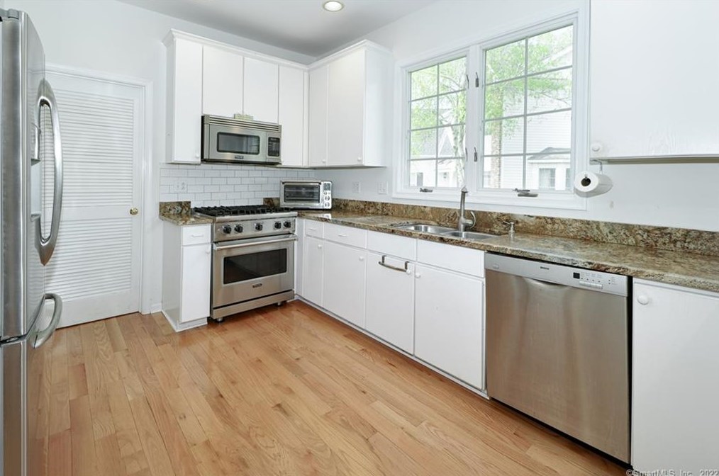 54 Hamilton Ct, Fairfield, CT 06824-7831