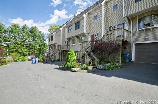 3 De Marchis Dr, Huntington CT  06484-5547 exterior