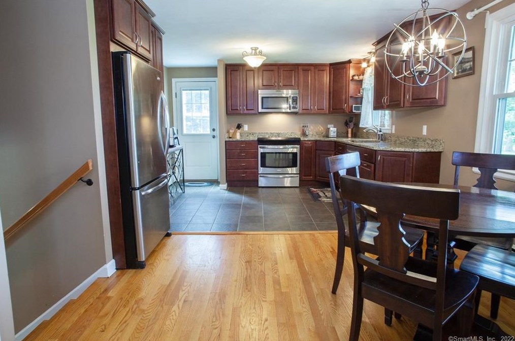 1250 Copper Hl Rd, Suffield CT 06093-2917 exterior