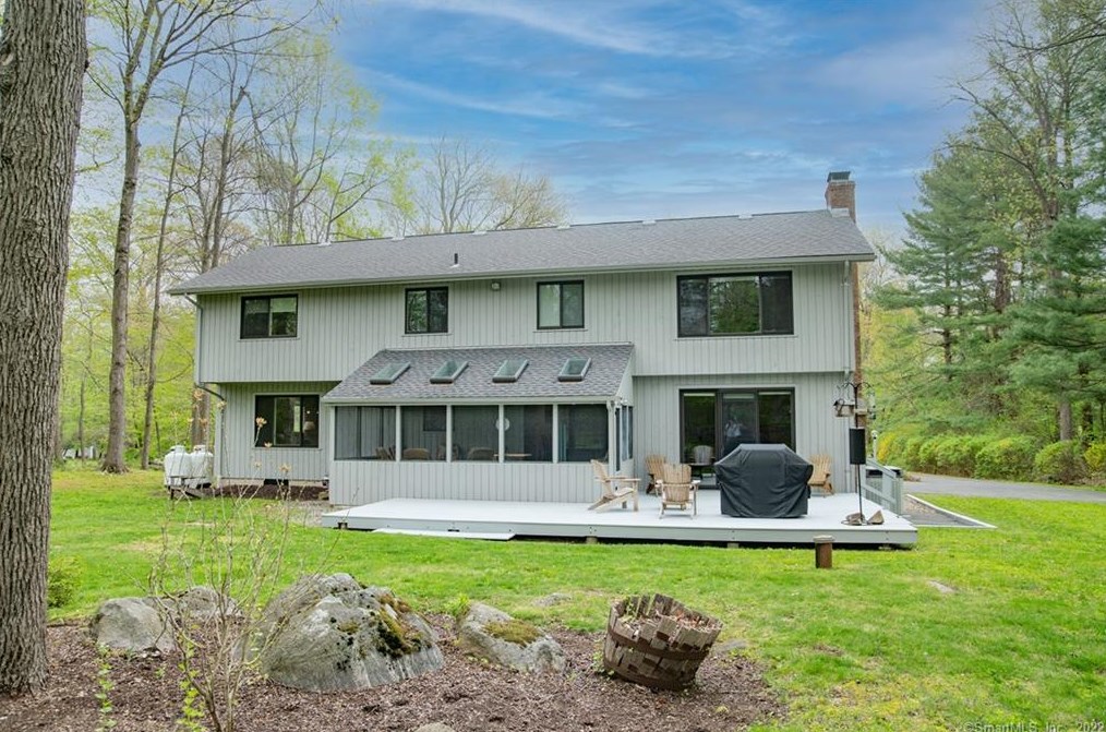 30 Maplecrest Dr, Danbury, CT 06811 exterior