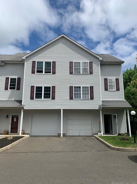 11 Mannions Ln, Danbury, CT 06810 exterior