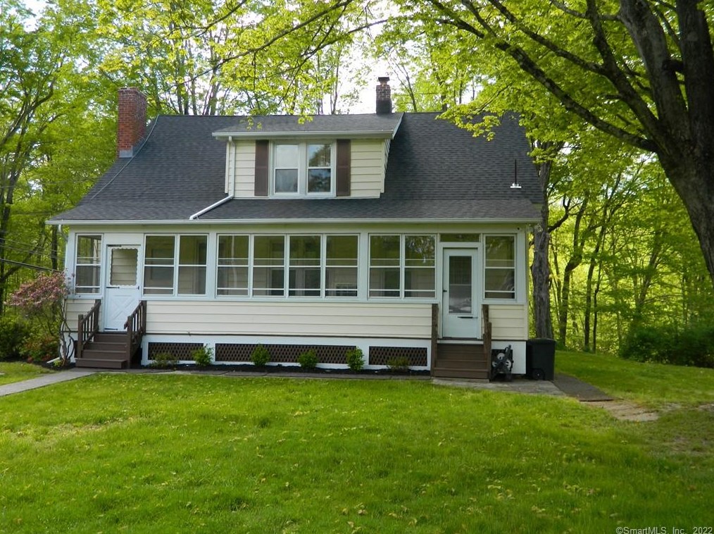 76 Round Hill Rd, New Haven, CT 06524 exterior