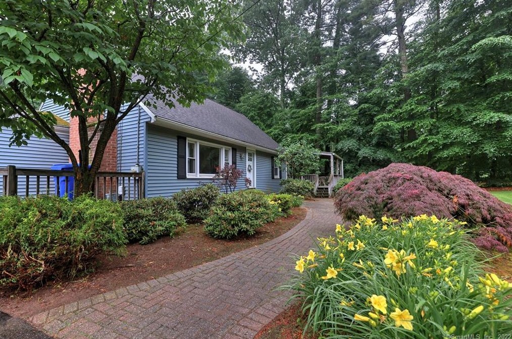 14 Capewell Dr, Bloomfield, CT 06002