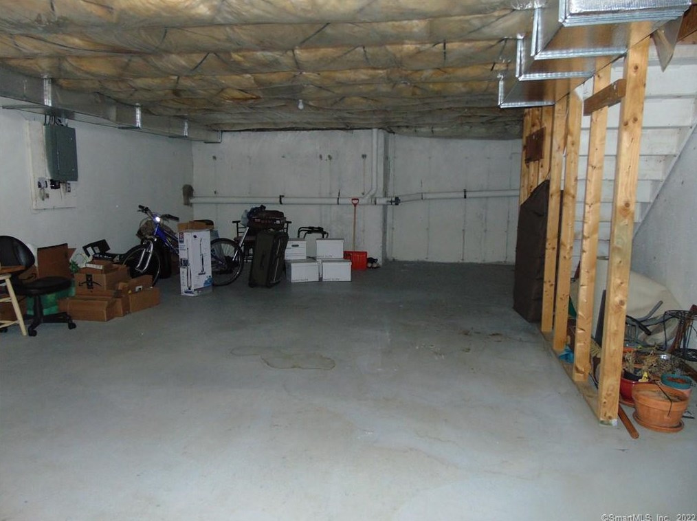 48 Clubhouse Dr, Cromwell CT  06416-2563 exterior