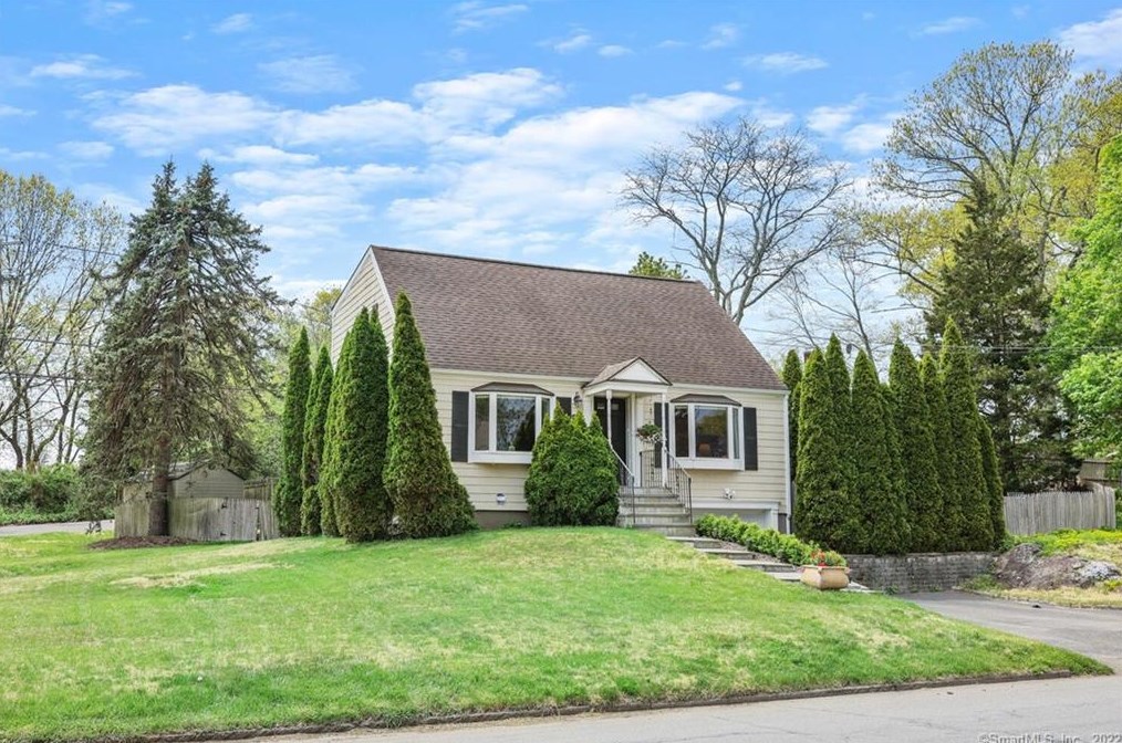 309 Round Hill Rd, Fairfield, CT 06824-5117