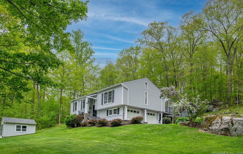 37 Ole Musket Ln, Danbury, CT 06810 exterior