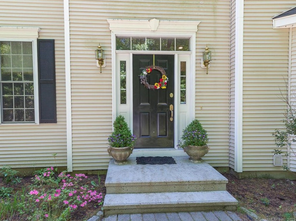 3 Foxcroft Ln, Collinsville, CT 06019-3722