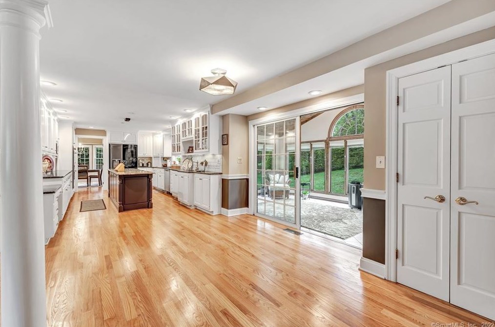 33 Ledgewood Rd, Huntington CT  06484-2147 exterior