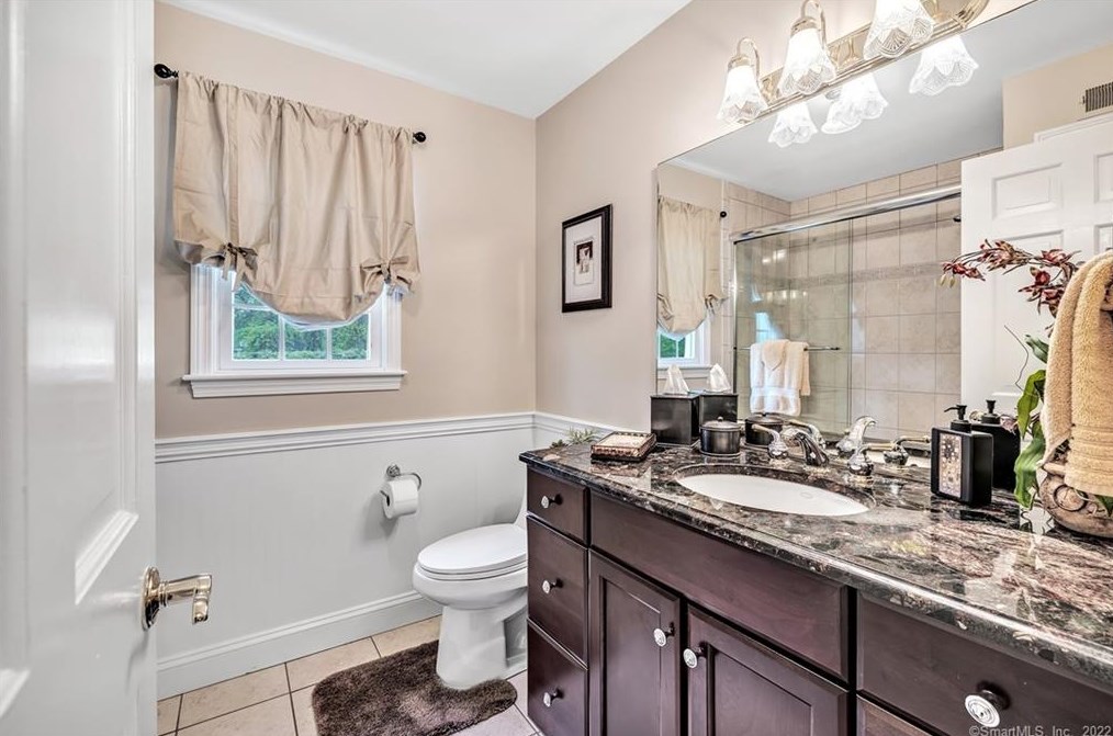 33 Ledgewood Rd, Huntington CT  06484-2147 exterior