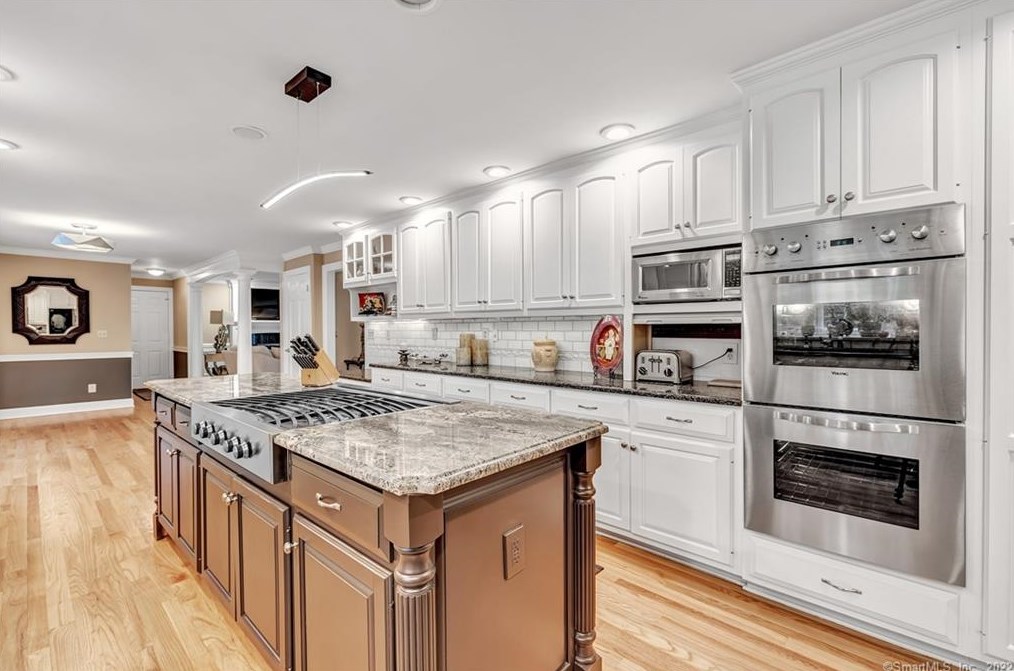 33 Ledgewood Rd, Huntington CT  06484-2147 exterior