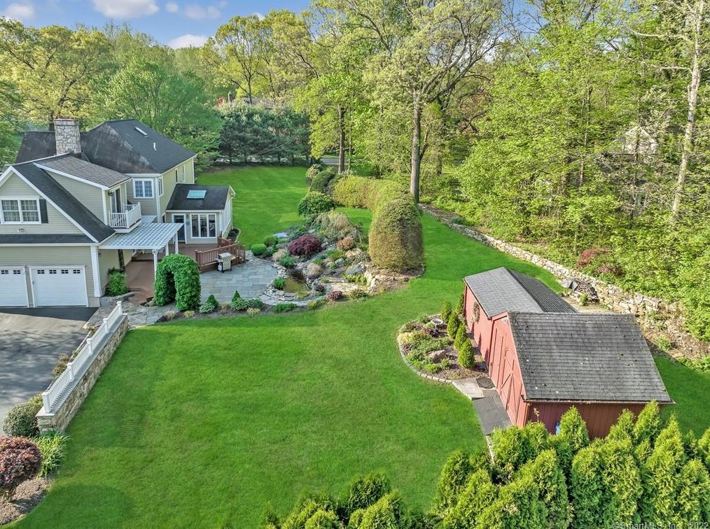 33 Ledgewood Rd, Huntington CT  06484-2147 exterior