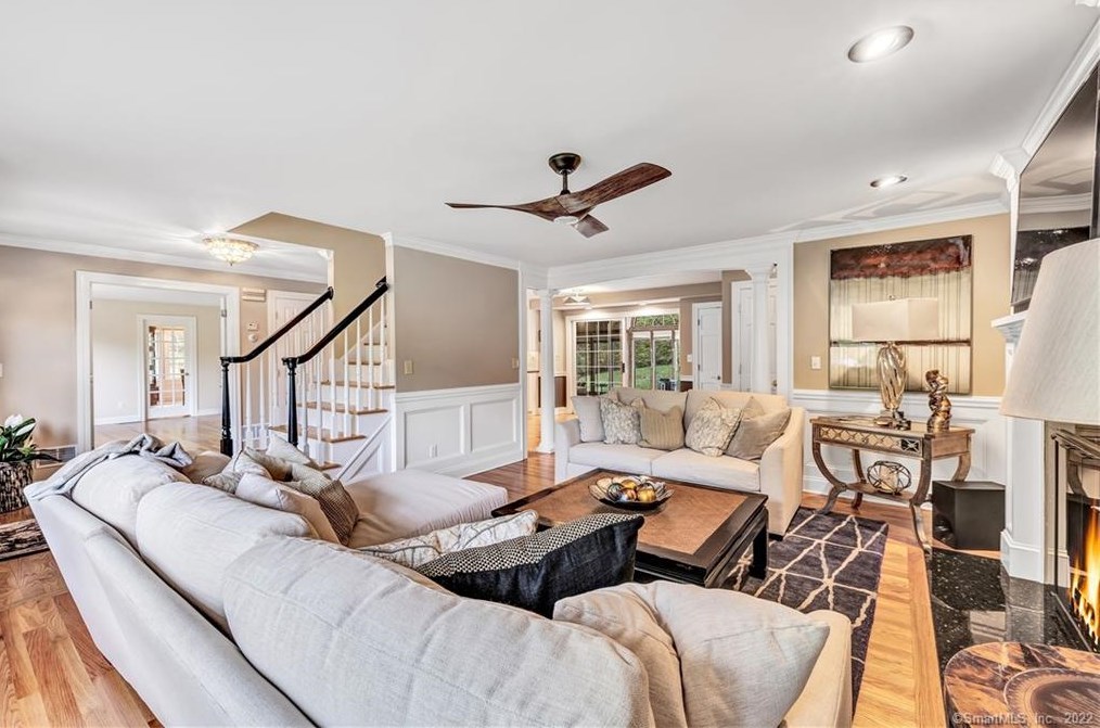 33 Ledgewood Rd, Huntington CT  06484-2147 exterior