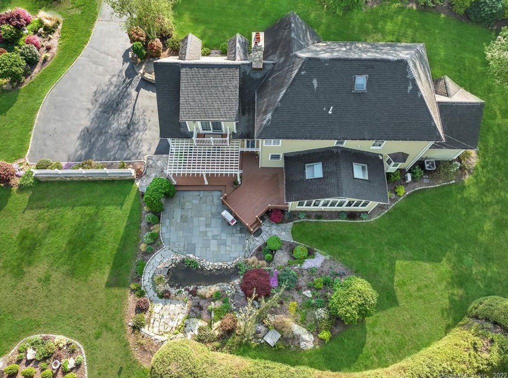 33 Ledgewood Rd, Huntington CT  06484-2147 exterior