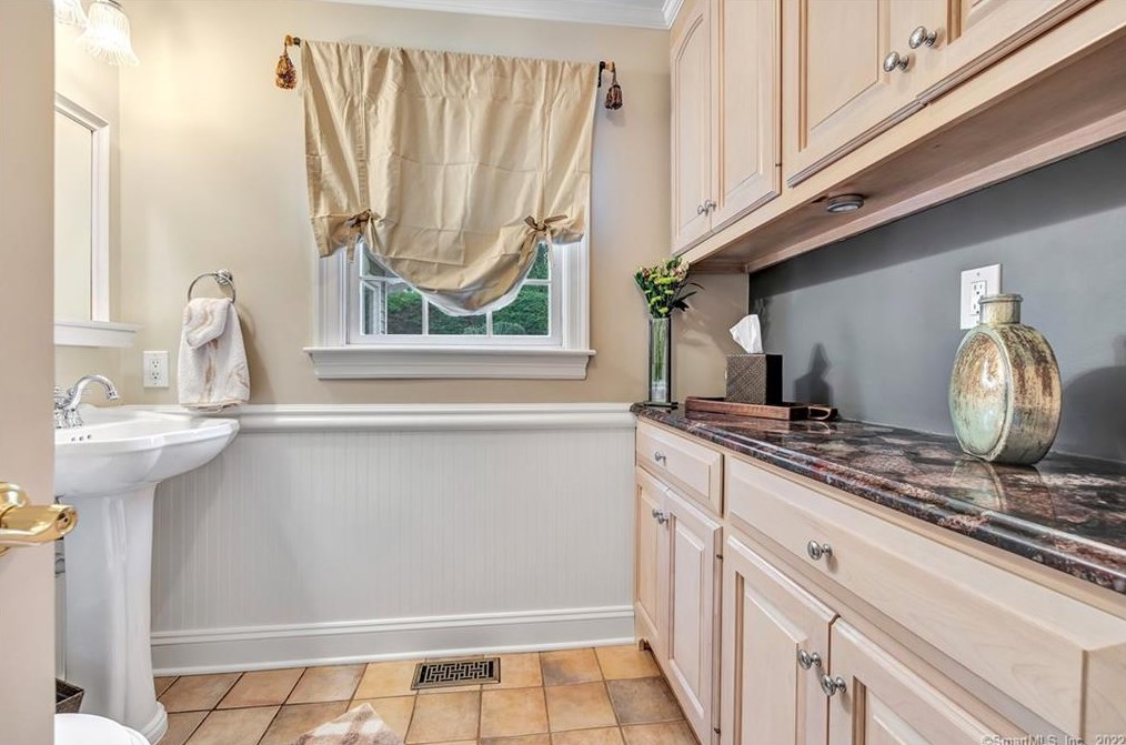 33 Ledgewood Rd, Huntington CT  06484-2147 exterior