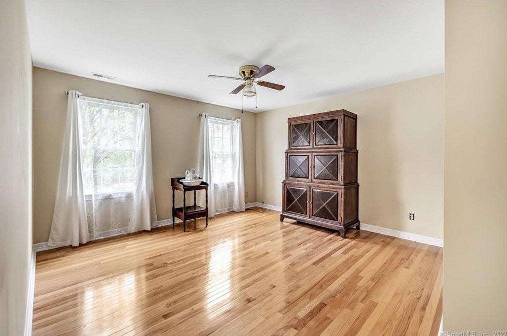 33 Ledgewood Rd, Huntington CT  06484-2147 exterior