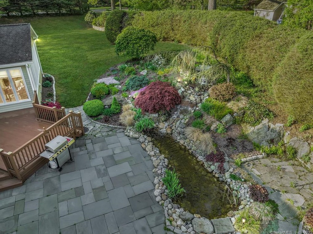 33 Ledgewood Rd, Huntington CT  06484-2147 exterior
