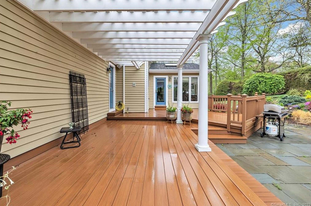 33 Ledgewood Rd, Huntington CT  06484-2147 exterior