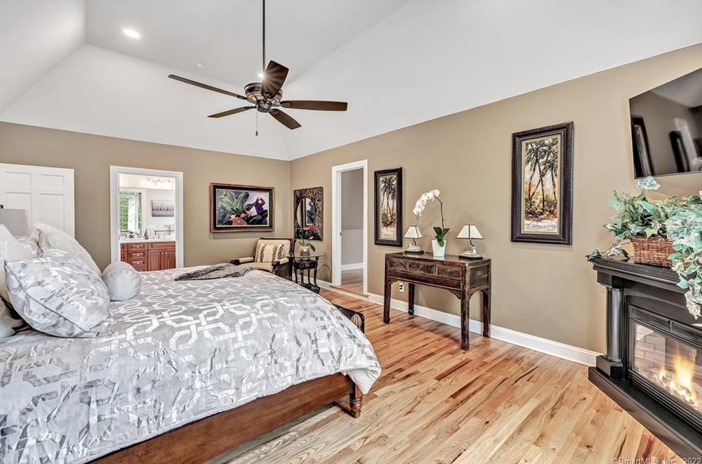 33 Ledgewood Rd, Huntington CT  06484-2147 exterior