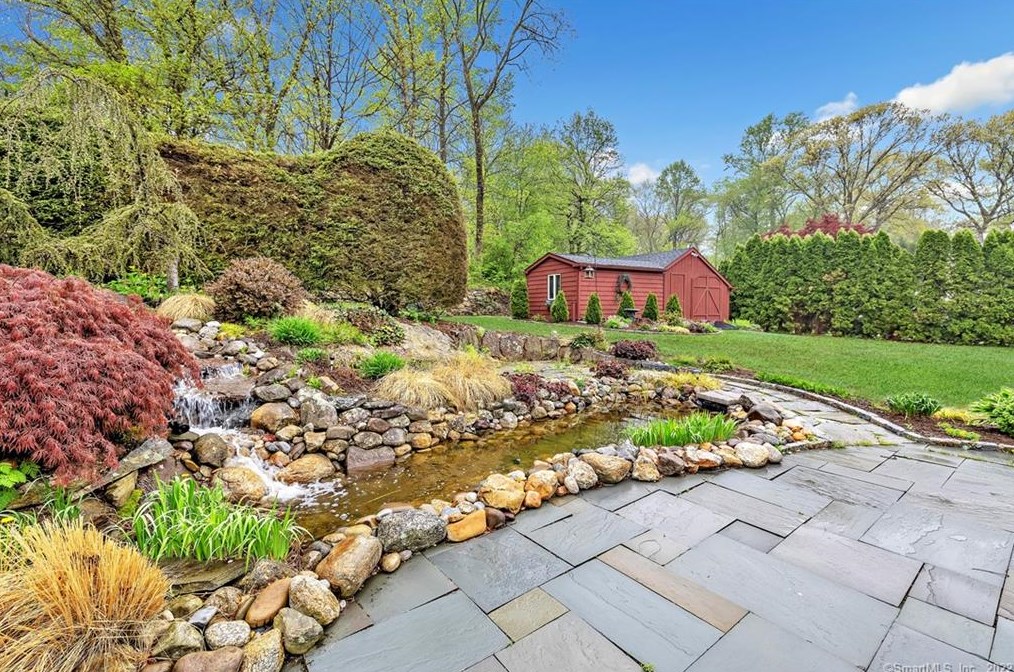 33 Ledgewood Rd, Huntington CT  06484-2147 exterior