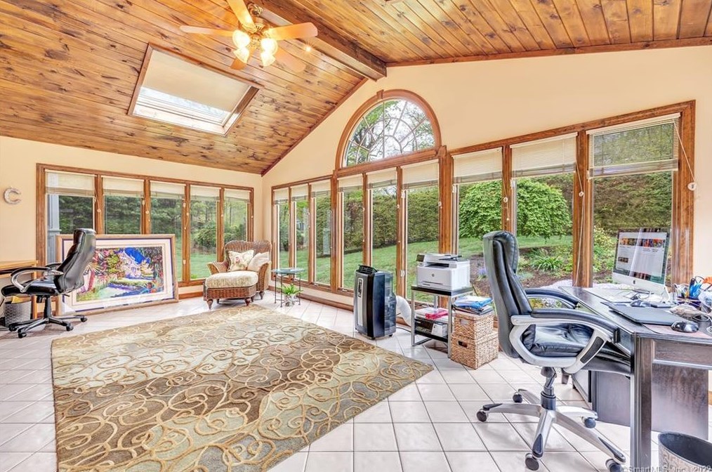 33 Ledgewood Rd, Huntington CT  06484-2147 exterior