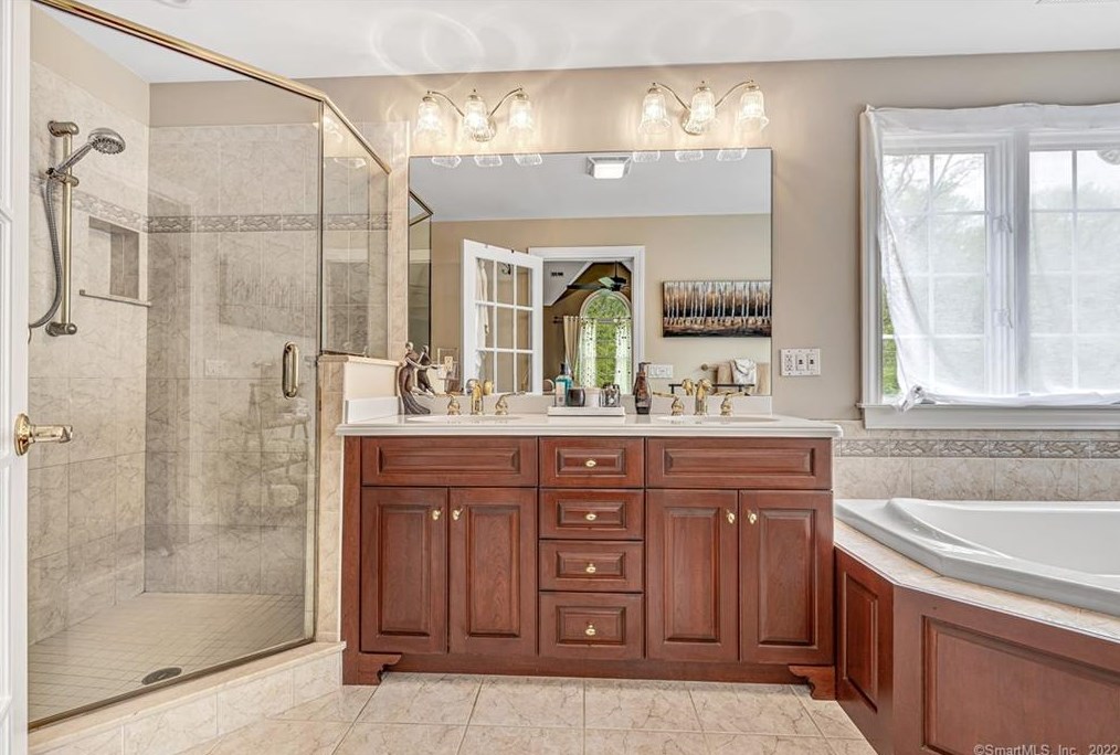 33 Ledgewood Rd, Huntington CT  06484-2147 exterior