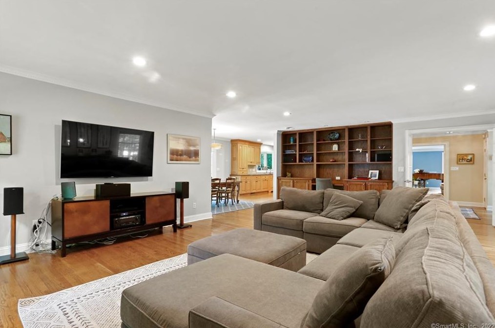 9 Frontier Rd, Cos Cob CT  06807-1207 exterior