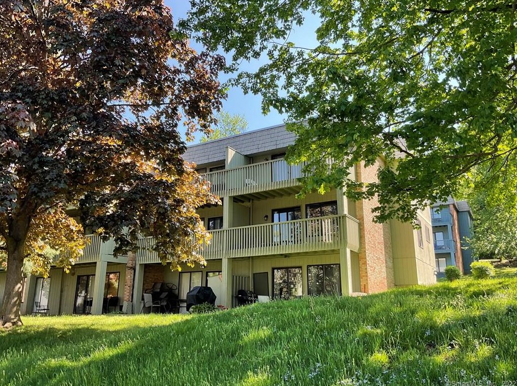 1 Kim Ileen Ct, Cromwell, CT 06416 exterior