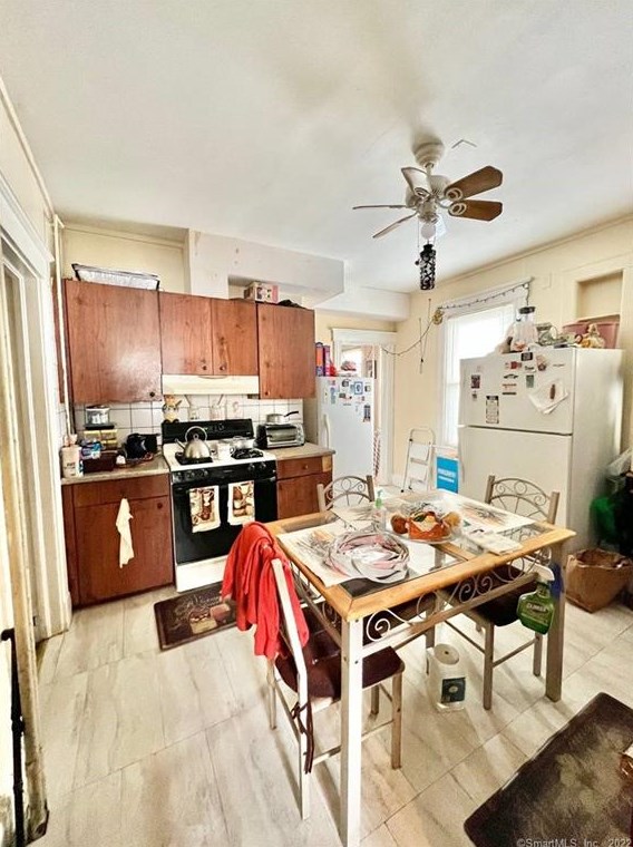 130 Kent St, Hartford CT  06112-1828 exterior