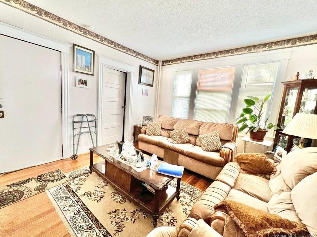 130 Kent St, Hartford CT  06112-1828 exterior