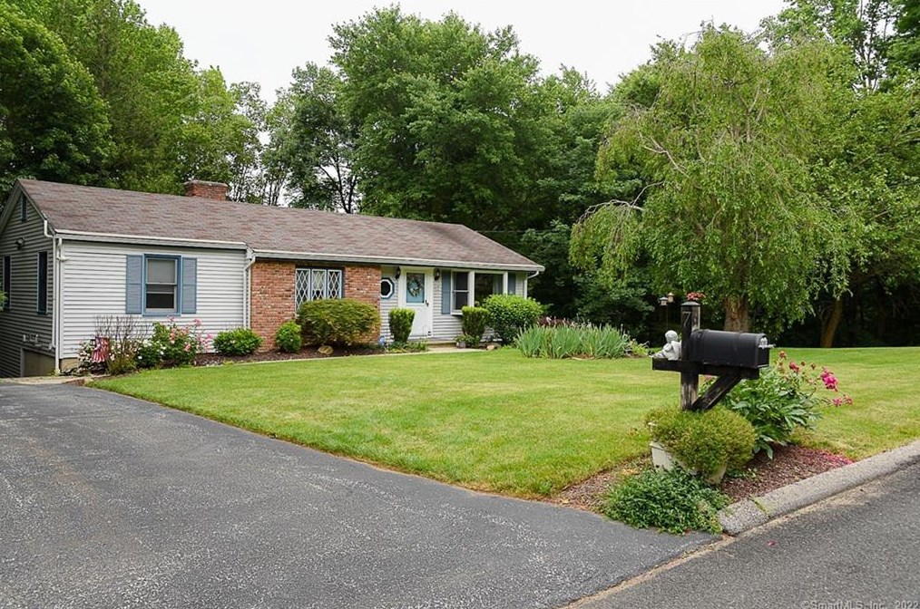 7 Horse Stable Cir, Huntington, CT 06484