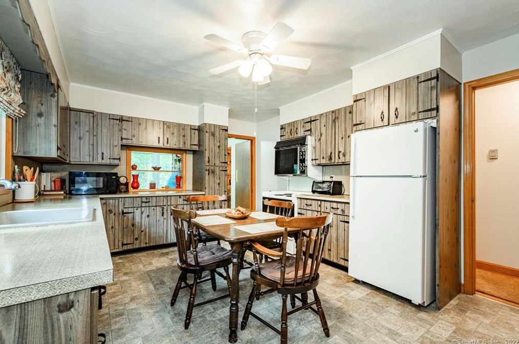 75 Tamara Cir, Avon CT 06001-2234 exterior