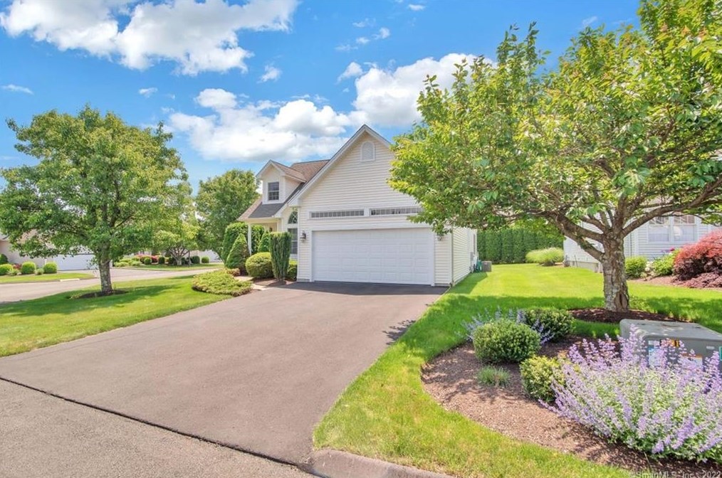 18 Wicklow Ln #18, Huntington, CT 06484