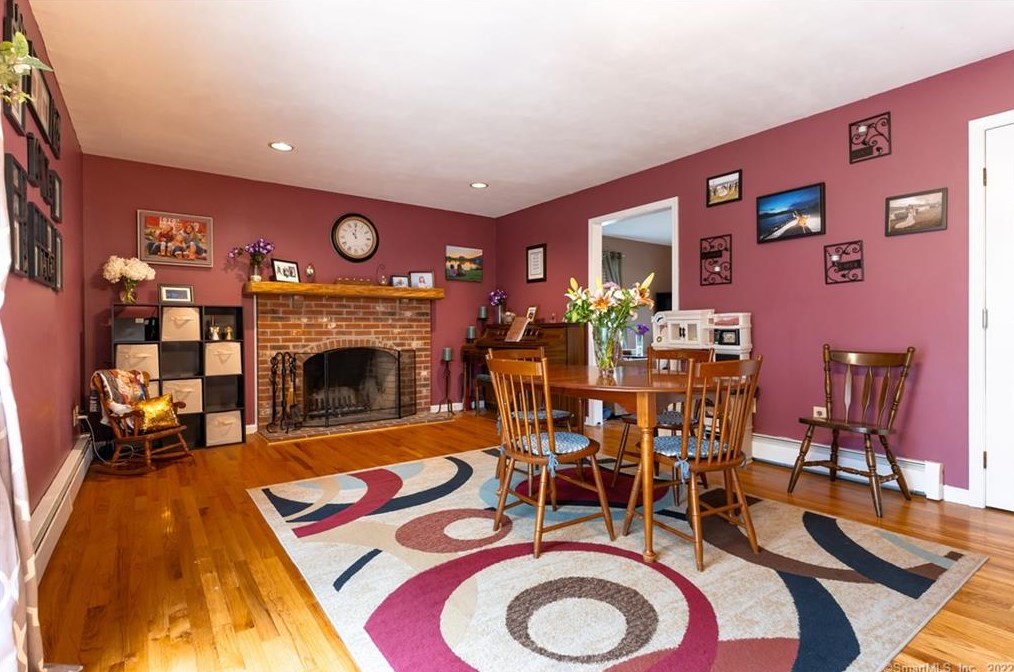 2 Stuart Dr, Newtown CT  06470-2767 exterior