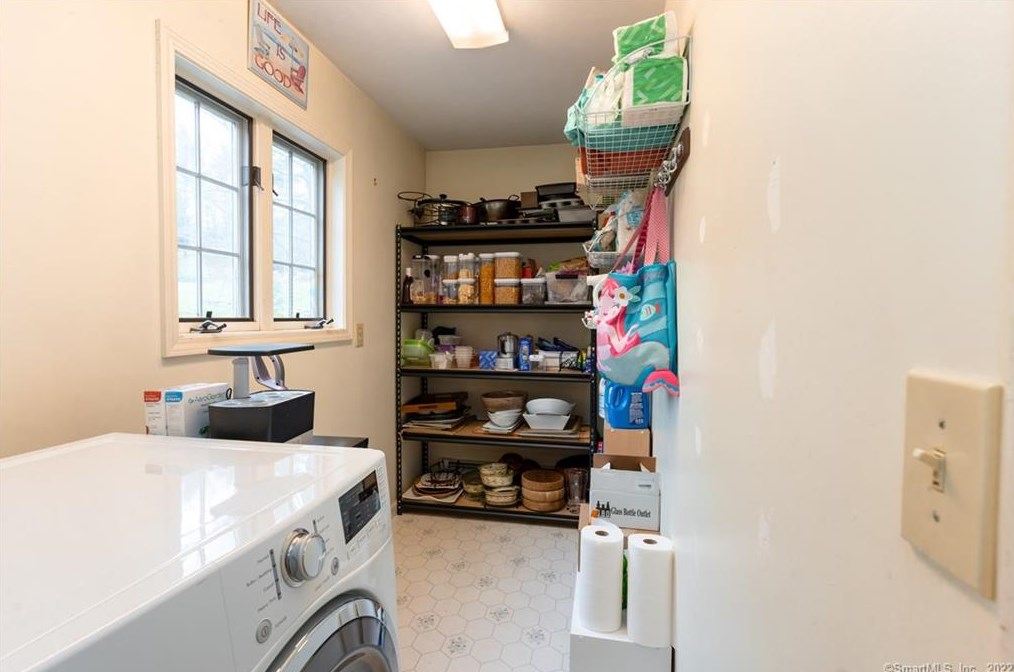 2 Stuart Dr, Newtown CT  06470-2767 exterior