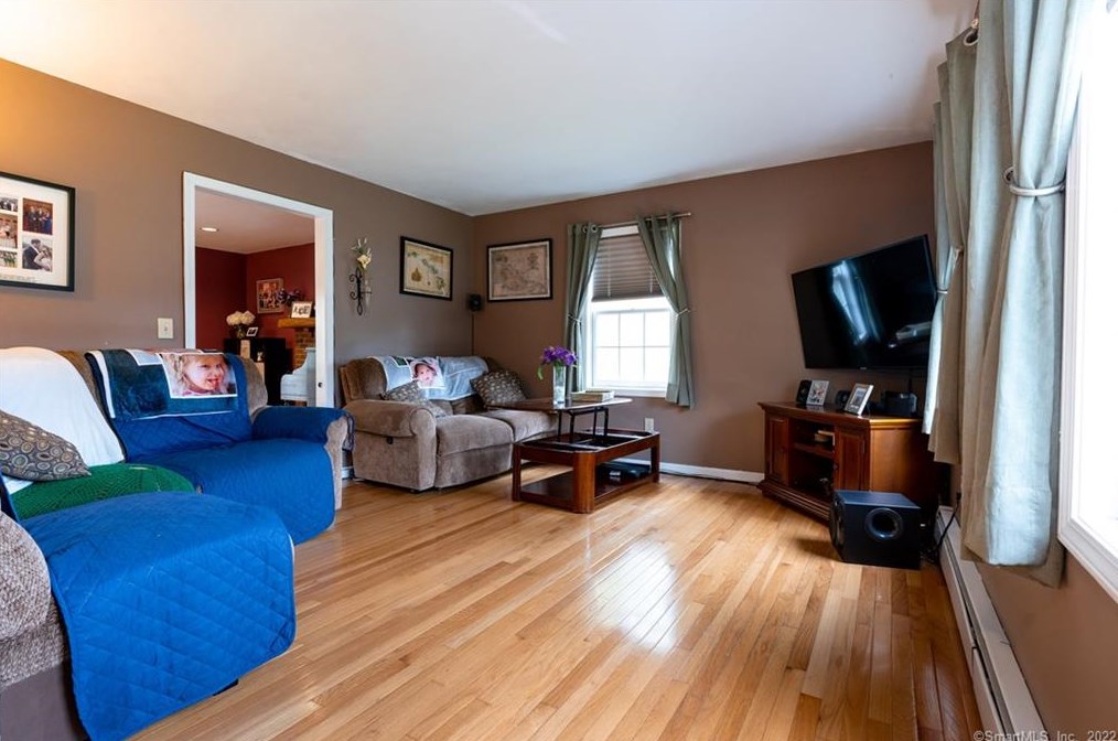 2 Stuart Dr, Newtown CT  06470-2767 exterior