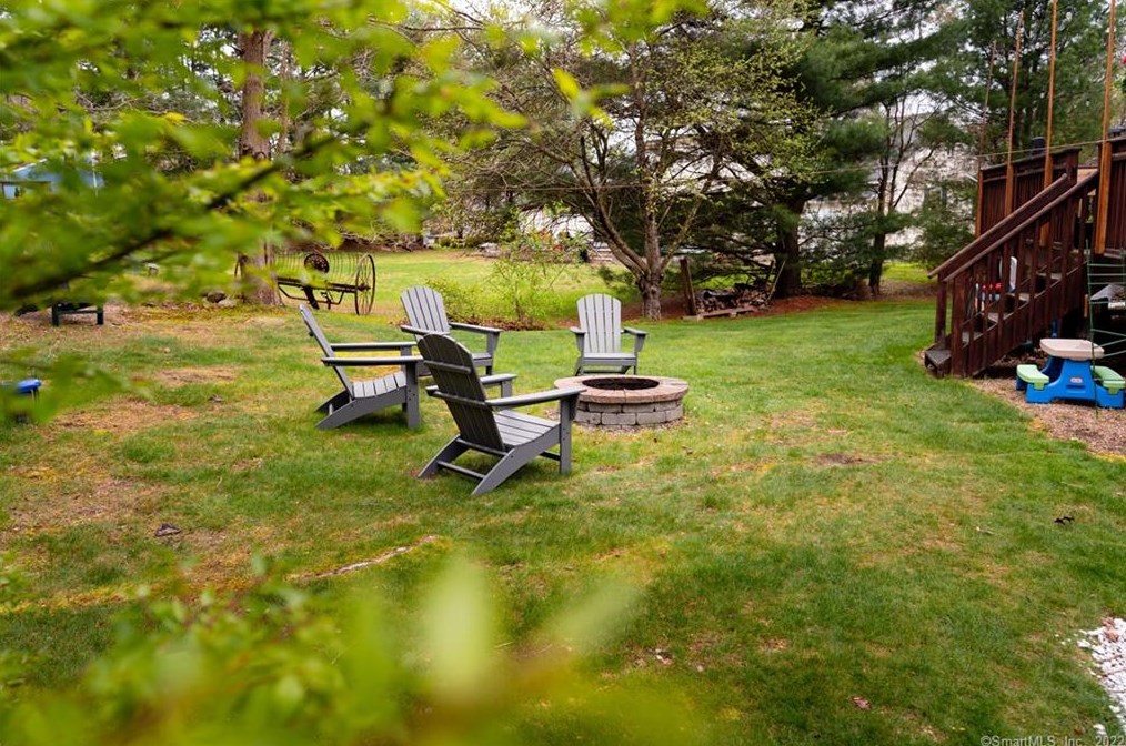 2 Stuart Dr, Newtown CT  06470-2767 exterior