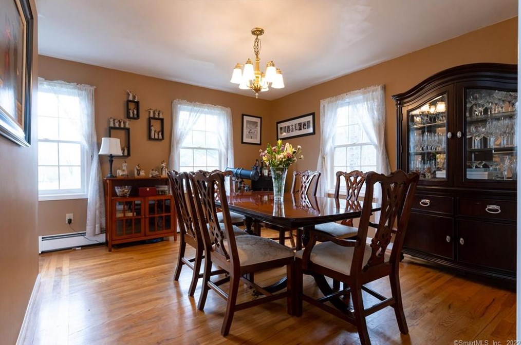 2 Stuart Dr, Newtown CT  06470-2767 exterior