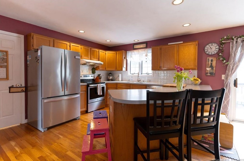 2 Stuart Dr, Newtown CT  06470-2767 exterior