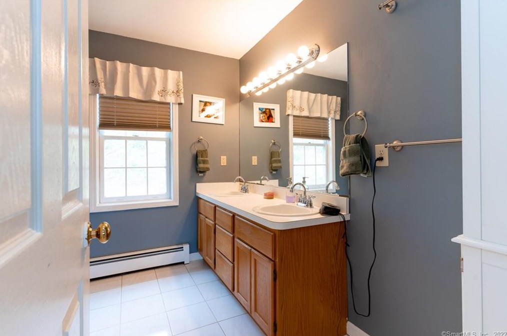 2 Stuart Dr, Newtown CT  06470-2767 exterior