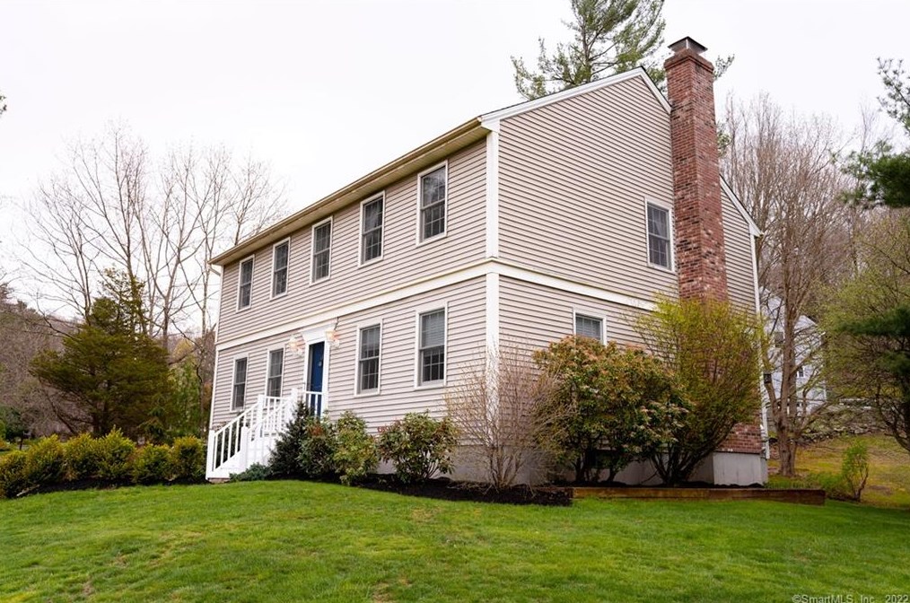 2 Stuart Dr, Newtown CT  06470-2767 exterior