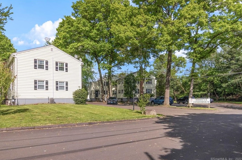 75 Hibiscus St, Fairfield CT  06825-5411 exterior