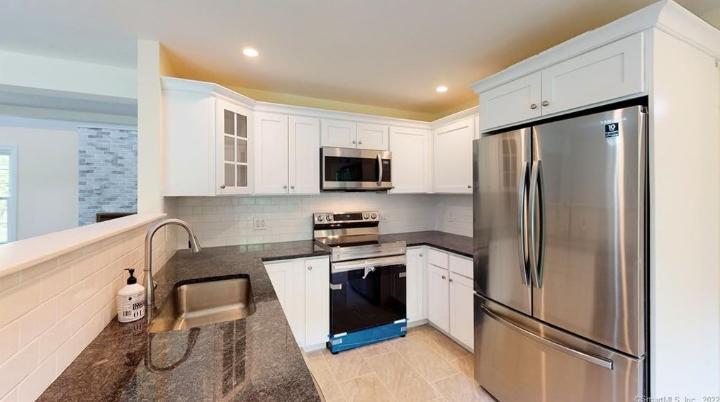 61 Duane Ln, Unionville CT  06013-1307 exterior