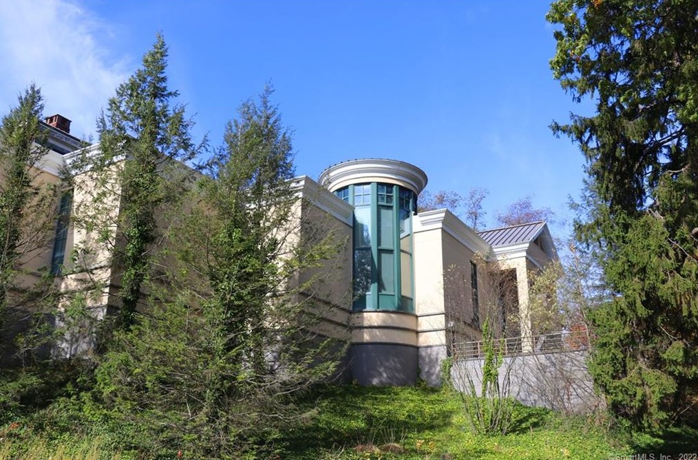 15 River Rd, Cos Cob CT  06807-2700 exterior