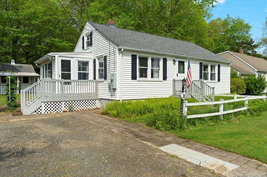 21 Rocky Ledge Dr, Clinton, CT 06413-1310