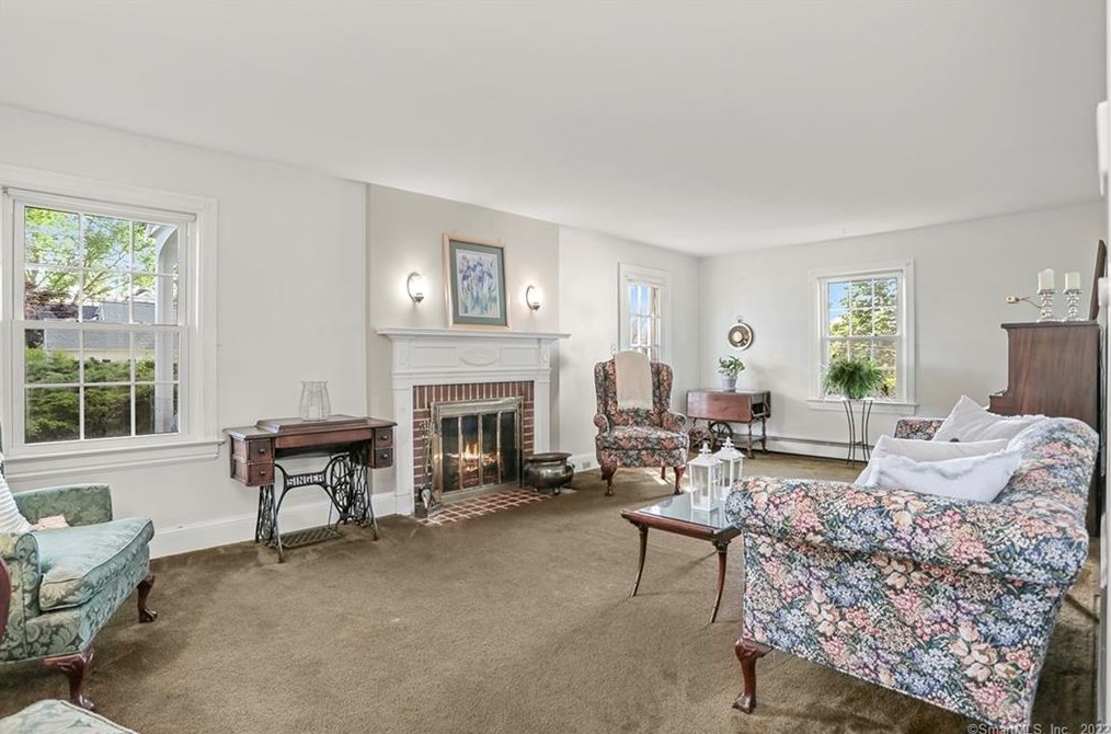 1026 Merritt St, Fairfield CT 06825-1531 exterior