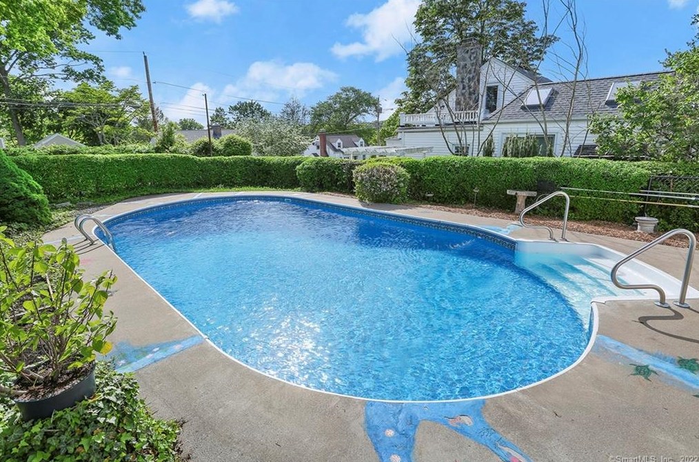 1026 Merritt St, Fairfield CT 06825-1531 exterior