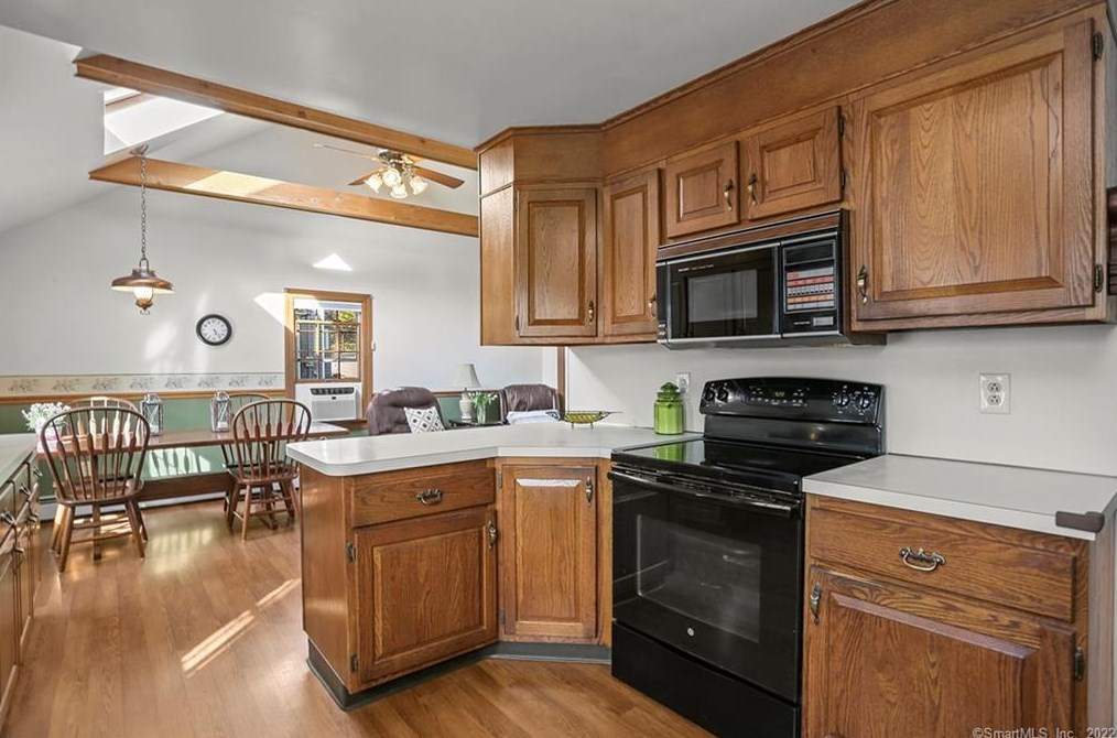 1026 Merritt St, Fairfield CT 06825-1531 exterior