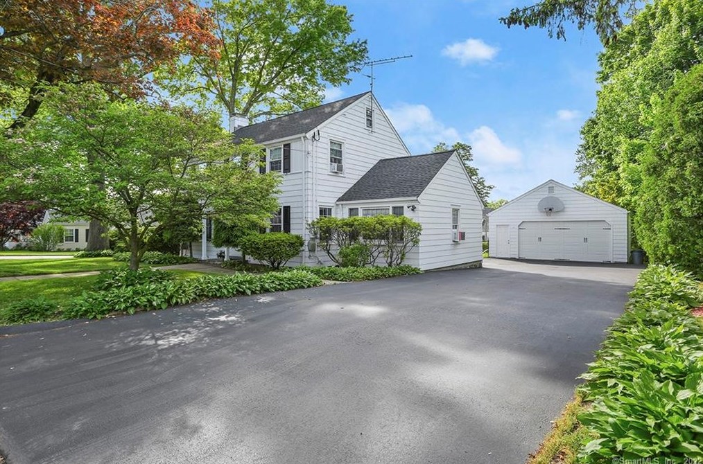 1026 Merritt St, Fairfield CT 06825-1531 exterior