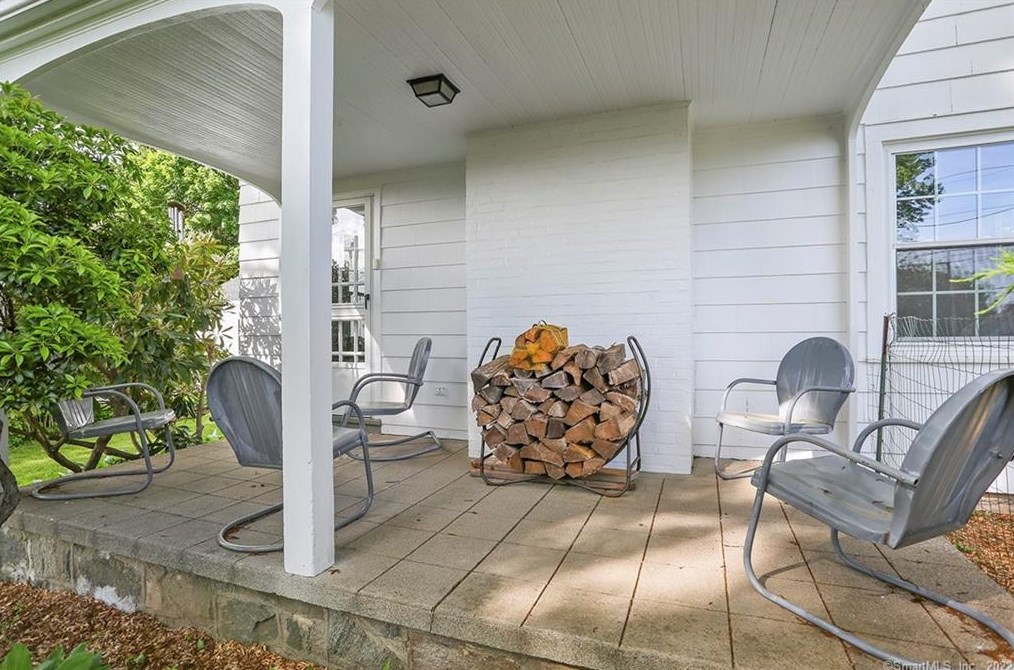 1026 Merritt St, Fairfield CT 06825-1531 exterior