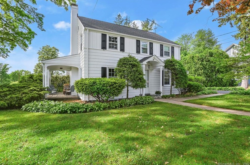 1026 Merritt St, Fairfield CT 06825-1531 exterior